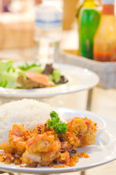  deep fried shrimp with chili sauce , spicy seafood