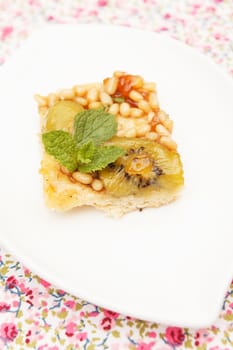 tart with kiwi and nuts