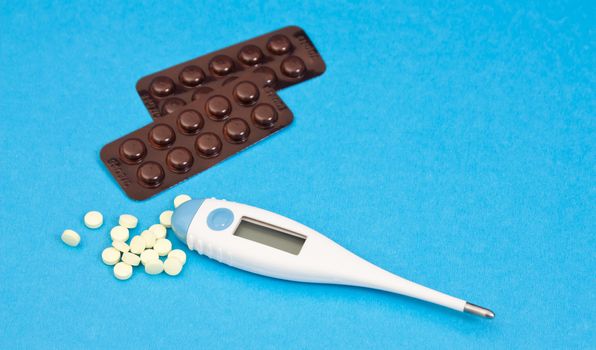 Photo of human body temperature and pills.