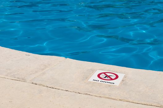 no diving sign at the poolside