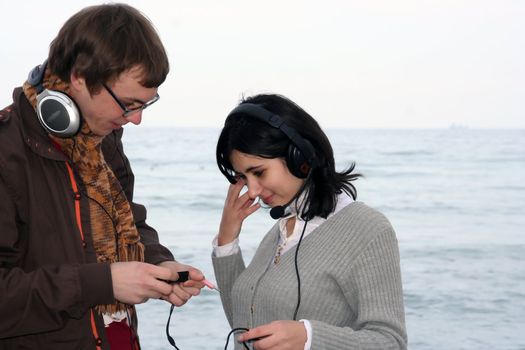 The guy and the girl listen to music