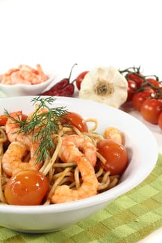 spaghetti with shrimps, tomatoes and dill