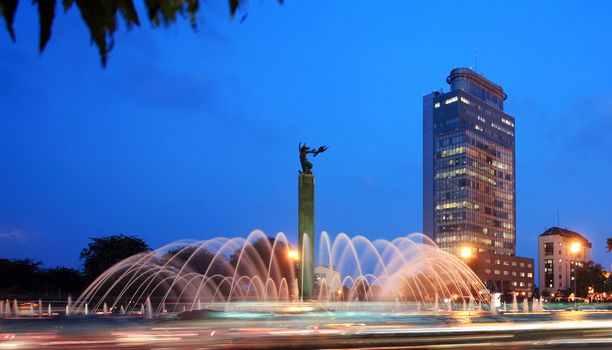 Night view of a fountain in the city