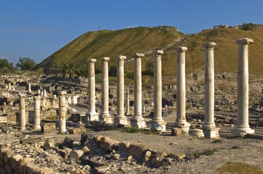 ancient excavations in Israel, colonnade, Beit Shean
