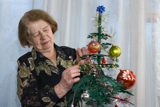 The elderly woman prepares for a meeting of New year