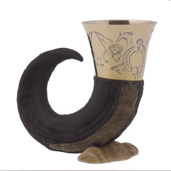 A drinking horn made of a rams horn whit at gilded drinking cup
