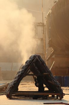 Sandblasting  inject Chain  in dry dock