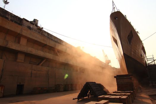 Sandblasting  inject Chain  in dry dock