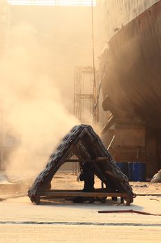 Sandblasting  inject Chain  in dry dock