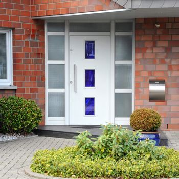 Modern entry door with a front garden of the house - quadratsich