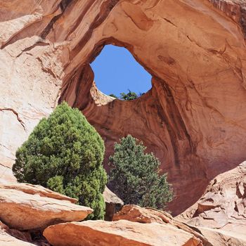 Bowtie Arch, arch formed when a pothole broke through from the top of the cliff