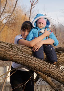 Young mother walks in the park with your child