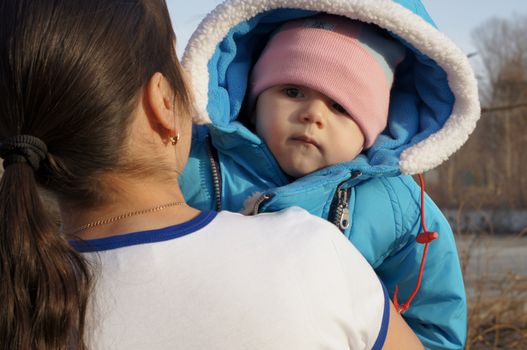 Young mother walks in the park with your child