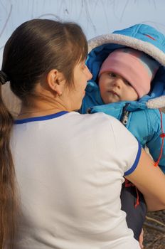 Young mother walks in the park with your child