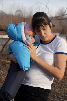 Young mother walks in the park with your child