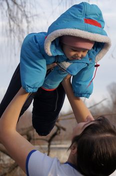 Young mother walks in the park with your child