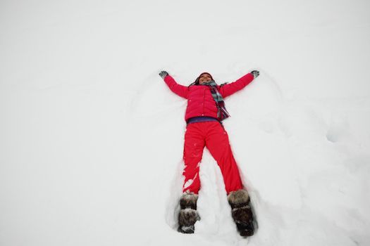 winter woman lay on snow