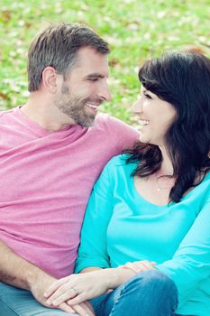 Portraite of a happy couple outdoors in the park 