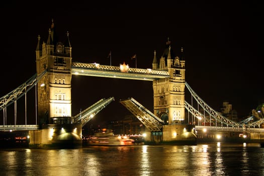 Tower bridge is opne by night
