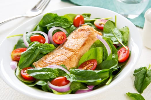 Salmon with Spinach , Cherry tomato  and red onion salad