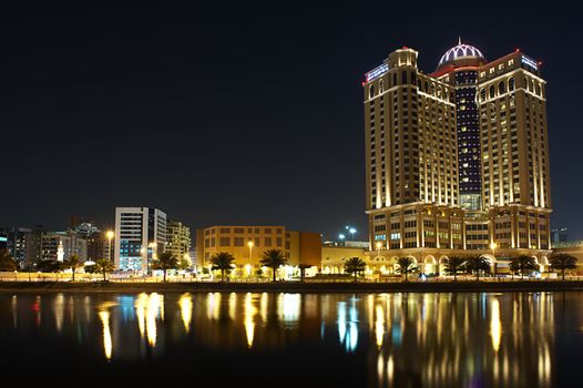 Dubai´s buildings at night.