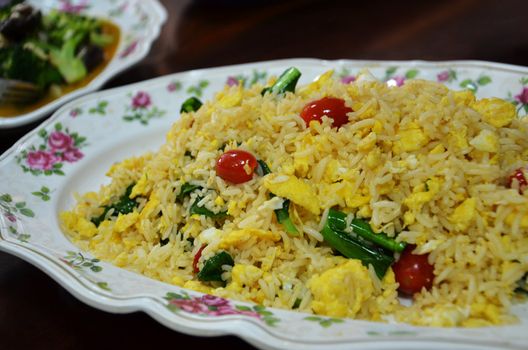 fried rice with eggs , tomato and kale