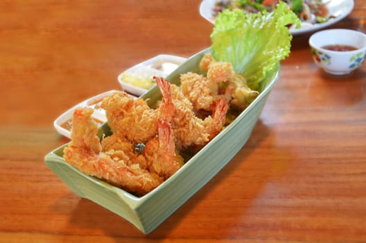 Crispy fried shrimp served with fresh vegetable and delicious sauce