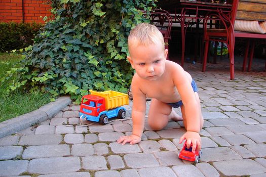 The kid has toys in the yard