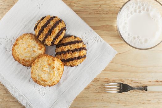 Plain and chocolate coconut macaroons with milk.