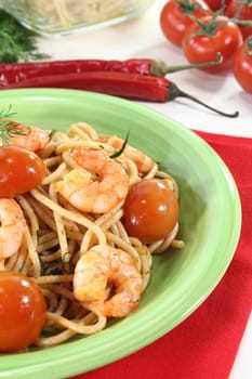 Spaghetti with fresh tomatoes, shrimp and dill