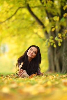  woman portret in autumn leaf close up