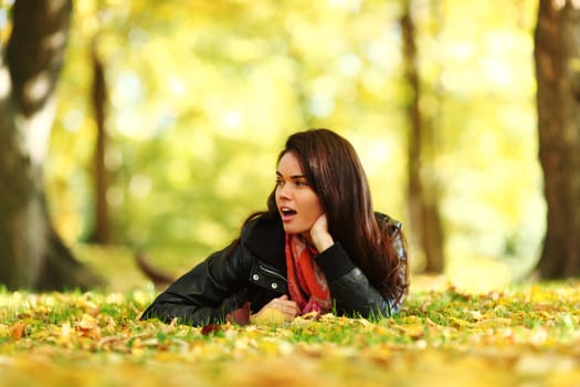  woman portret in autumn leaf close up