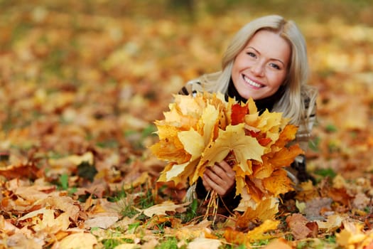  woman portret in autumn leaf close up