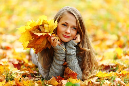  woman portret in autumn leaf close up