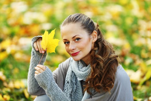  woman portret in autumn leaf close up