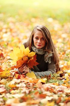  woman portret in autumn leaf close up