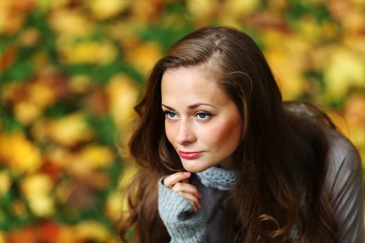  woman portret in autumn leaf close up