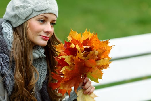  woman portret in autumn leaf close up