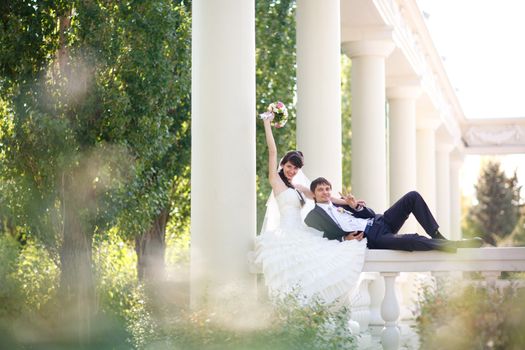 bride and groom n columns