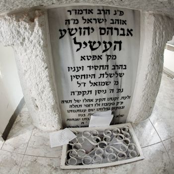 An image of grave of rabbi Baal Shem Tow