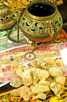 Olibanum with banknotes of Oman