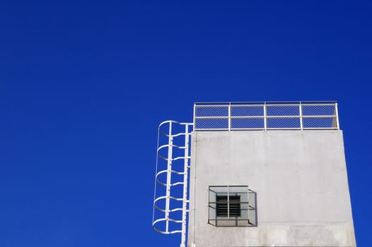 White building under blue sky