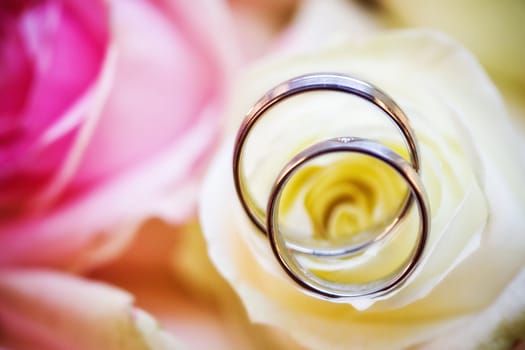 wedding rings with bouquet