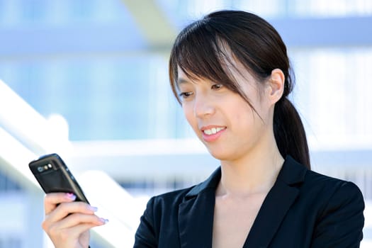 Business woman sms message on mobile phone