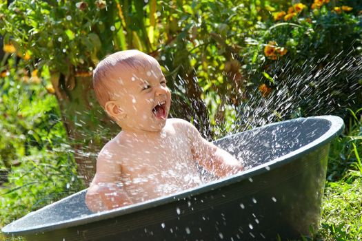 outdoor baby bathing