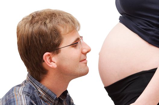 man kissing pregnant wife's belly