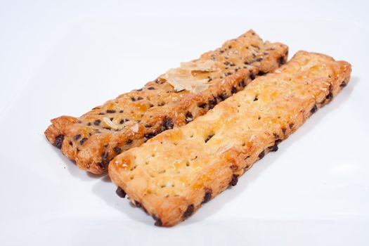 Two pieces of bread stick. Enter the chocolate side in Be placed on a plate to eat.