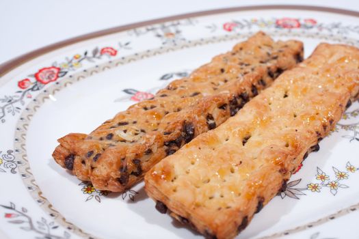 Two pieces of bread stick. Enter the chocolate side in Be placed on a plate to eat.