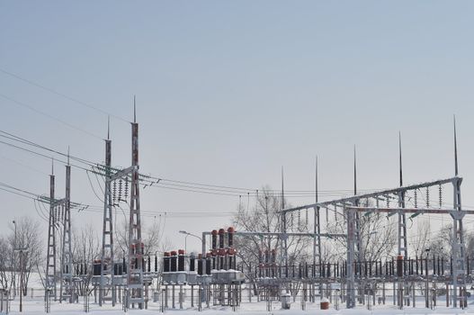 Electric power station with high voltage generators and pylons