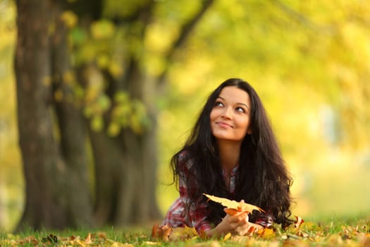  woman portret in autumn leaf close up